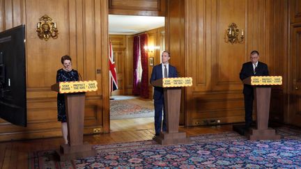 Le ministre britannique des Affaires étrangères, Dominic Raab (au centre), lors d'une conférence de presse, à Londres, le 29 avril 2020. (REUTERS)