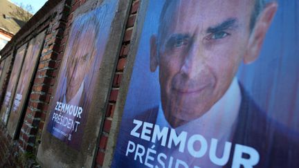 Affiche électorale d'Eric Zemmour, candidat du parti d'extrême-droite francais Reconquête! à la présidence de la République, lors d'une visite de campagne dans le village d'Honnecourt-sur-Escaut, dans le nord de la France, le 14 janvier 2022. (JAAK MOINEAU / HANS LUCAS via AFP)