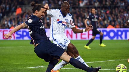 L'attaquant du PSG Zlatan Ibrahimovic et le d&eacute;fenseur de Marseille Rod Fanni, lors du match OM-PSG, le 5 avril 2015. (ANNE-CHRISTINE POUJOULAT / AFP)