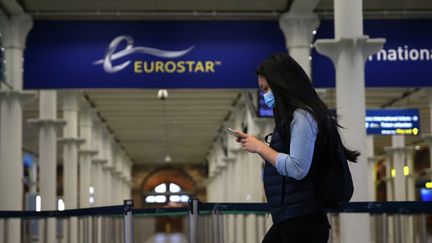 Une&nbsp;passagère arrive au terminal Eurostar de St Pancras, à Londres, le 6 mai 2020. (ISABEL INFANTES / AFP)