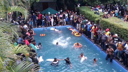 La piscine du palais industriel du Sri Lanka envahie par des manifestants à Colombo (Sri Lanka), le 9 juillet 2022. (- / AFP)