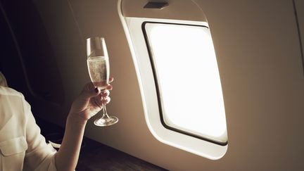 Un bouchon de champagne a endommag&eacute; le plafond d'un avion et provoqu&eacute; la chute des masques &agrave; oxyg&egrave;ne de l'&eacute;quipage, d&eacute;but ao&ucirc;t. (BRAND NEW IMAGES / STONE SUB / GETTY IMAGES)