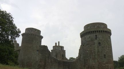 Un groupe de visiteurs du château fort de&nbsp;Plédéliac&nbsp;(Côtes&nbsp;d'Armor)&nbsp;a passé la nuit au milieu des pierres millénaires. (France 3)