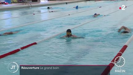 Des nageurs à la piscine. (France 2)