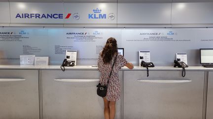 Un passag&egrave;re d'Air France patiente au guichet de l'a&eacute;roport de Nice (Alpes-Maritimes), le 18 septembre 2014. (VALERY HACHE / AFP)