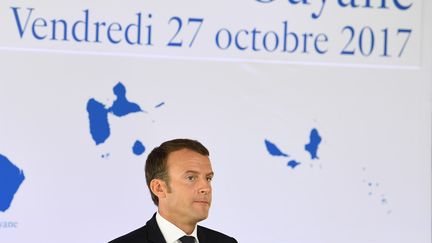 Emmanuel Macron durant une conférence de presse à Cayenne (Guyanne), le 27 octobre 2017. (ALAIN JOCARD / AFP)