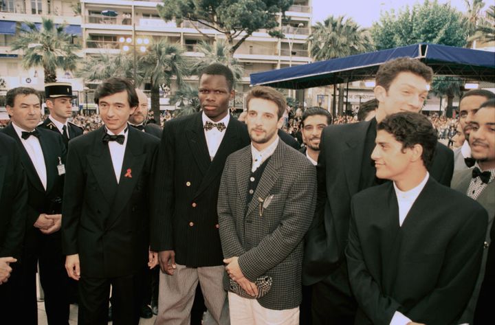 Le ministre de la Culture Philippe Douste-Blazy aux côtés d'Hubert Koundé, Mathieu Kassovitz, Vincent Cassel et Saïd Taghmaoui lors de la montée des marches du film "La Haine" le 27 mai 1995. (POOL ARNAL/GARCIA/PICOT / GAMMA-RAPHO / GETTY IMAGES)