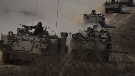 Des chars de l'armée israélienne se dirigent vers la bande de Gaza, le 13 octobre 2023, près d'une semaine après une attaque massive du Hamas en Israël. (ARIEL SCHALIT / AP / SIPA)