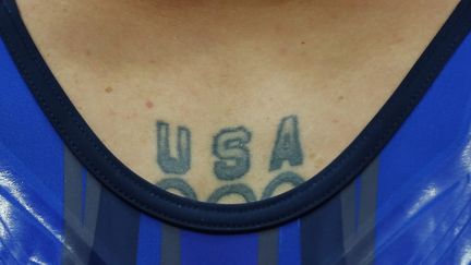 Le gymnaste am&eacute;ricain Jonathan Horton montre son tatouage lors des jeux olympiques de Londres samedi 28 juillet. (MIKE BLAKE / REUTERS)