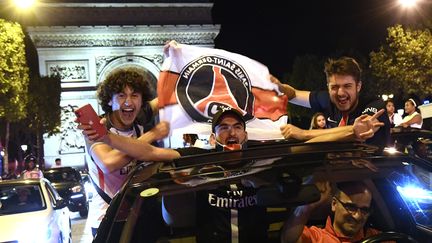 Des supporters du PSG sur les Champs-Élysées, le 18 août 2020. (BERTRAND GUAY / AFP)