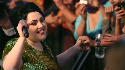 La vraie star de ce d&eacute;but de festival c'est elle : Beth Ditto, chanteuse du groupe Gossip qui a mis le feu au plateau de "Le Grand Journal" apr&egrave;s avoir interpr&eacute;t&eacute; "Candle in the Wind" lors de la c&eacute;r&eacute;monie d'ouverture. (LOIC VENANCE / AFP)