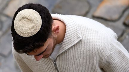 Un jeune homme lors de la ceremonie d'hommage aux victimes francaises du 7-Octobre en Israël, à Paris en février 2024 (Photo d'illustration). (JULIEN MATTIA / LE PICTORIUM / MAXPPP)