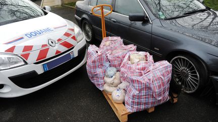 Une voiture charg&eacute;e de drogue arr&ecirc;t&eacute;e en f&eacute;vrier 2011 sur l'A10, pr&egrave;s d'Allainville (Yvelines), par les douanes fran&ccedil;aises. (MARC BONODOT / DOUANE FRANCAISE)