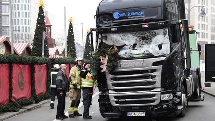 Le camion qui a foncé dans la foule présente sur&nbsp;le marché de Noël de la Breitscheidplatz, à&nbsp;Berlin (Allemagne), le 19 décembre 2016. (TOBIAS SCHWARZ / AFP)