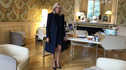 Brigitte Macron dans son bureau de l'Elysée, le 1er juillet 2020. (TRISTAN BROMET / ELYSEE)