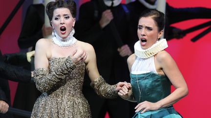 Lisette Oropesa est Marguerite de Valois" (à gauche) and Ermonela Jaho est Valentine (à droite) dans "Les Huguenots" de Giacomo Meyerbeer, en répétition à l'Opéra Bastille (Paris, le 21 septembre 2018). (JACQUES DEMARTHON / AFP)