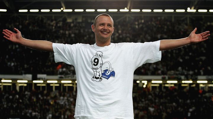 Lee Trundle f&ecirc;te la victoire de son &eacute;quipe de Swansea en d&eacute;voilant un tee-shirt o&ugrave; on le voit pisser sur le maillot du club rival de Cardiff, le 2 avril 2006. (PAUL GILHAM / GETTY IMAGES EUROPE)