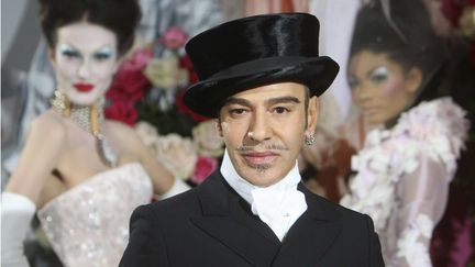 Le couturier britannique John Galliano, &agrave; la fin de la pr&eacute;sentation d'un d&eacute;fil&eacute; pour la maison Dior &agrave; Paris, le 25 janvier 2010.&nbsp; (JACQUES BRINON / AP / SIPA )