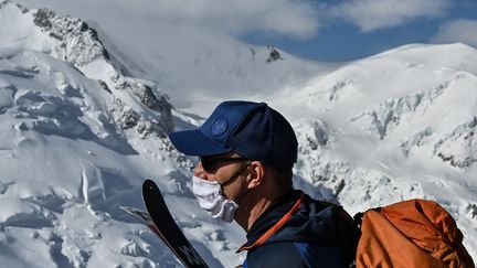 Un skieur portant un masque à Chamonix (Haute-Savoie), en mai 2020. Photo d'illustration. (PHILIPPE DESMAZES / AFP)