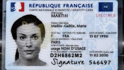 La nouvelle carte nationale d'identité électronique, entrée en vigueur le 2 août 2021. (FRANCOIS LO PRESTI / AFP)