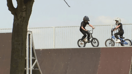 Laury Perez et Anthony Jeanjean s'exercent tous deux dans le club de BMX de Sérignan, dans l'Hérault. Leur parcours aux Jeux olympiques de Paris est suivi de près par les habitants, qui saluent leur proximité avec les jeunes du club.