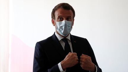 Emmanuel Macron avec un masque chirurgical, le 7 avril 2020.&nbsp; (GONZALO FUENTES / POOL)