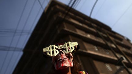 Un manifestant anti-corrida proteste devant l'ar&ecirc;ne de Mexico (Mexique), le 5 janvier 2014. (EDGARD GARRIDO / REUTERS)