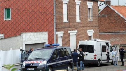 Gendarmes et enquêteurs s'affairent devant la maison des octogénaires retrouvés morts à Poix-du-Nord (13/08/2011) (AFP / François Lo Presti)