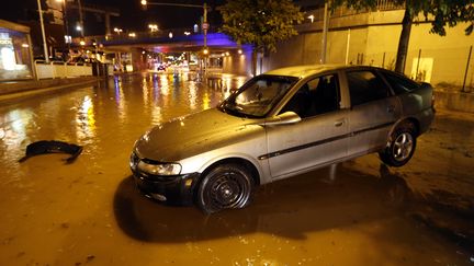 Une voiture emport&eacute;e par les inondations, samedi 3 octobre, &agrave; Nice (Alpes-Maritimes). (VALERY HACHE / AFP)