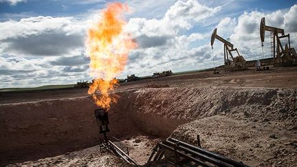 essayent de réduire le brûlage de gaz, près de trois millions de m3 cubes de gaz naturel sont brûlés chaque jour.
 
Le gaz extrait en même temps que le pétrole est moins rentable. Mais il est considéré comme un déchet et les foreurs préfèrent le brûler.  (Andrew Burton / Getty Images / AFP)