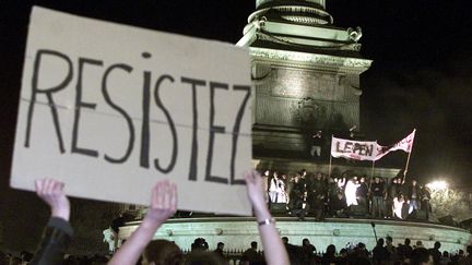 Spontan&eacute;ment, une foule se rassemble place de la Bastille &agrave; Paris pour appeler &agrave; faire barrage au Front national au second tour. (REUTERS)