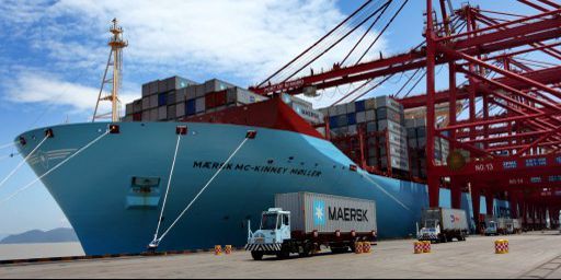 Le Maersk Mc-Kinney Moeller, plus grande navire cargo au monde, ancré dans le port de Ningbo, en Chine. (IMAGINECHINA)