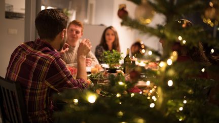 La République en marche, qui revendique plus de 390 000 adhérents, a envoyé un argumentaire à ses adhérents pour les fêtes de fin d'année. (M_A_Y_A / E+ / GETTY IMAGES)