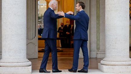 Joe Biden et Emmanuel Macron à Rome (Italie), le 29 octobre 2021. (LUDOVIC MARIN / AFP)