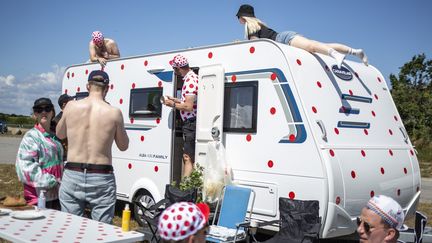 La caravane à pois. Non loin du pont Grand Belt à Halsskov, ces spectateurs&nbsp;ont semble-t-il attrapé le virus du Tour de France, le 2 juillet 2022. (MADS CLAUS RASMUSSEN / AFP)