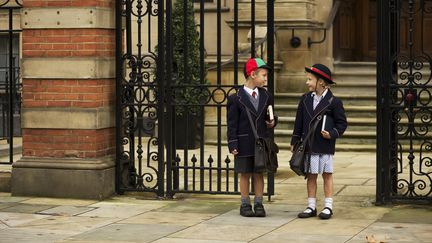 Deux petits Britanniques s'apprêtent à aller à l'école (photo d'illustration). (NICK DALE / DESIGN PICS / DESIGN PICS RF/ VIA GETTY)