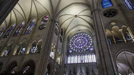 Cette photographie présente la rose sud de la cathédrale Notre-Dame de Paris, offerte par Saint Louis en 1260, et mesurant près de 13 mètres de diamètre. Conçue par Jean de Chelles et Pierre de Montreuil, elle a été restaurée aux XVIIIe et XIXe siècles, sous la direction de Viollet-le-Duc. Le vitrail conserve ainsi des éléments médiévaux ainsi que des ajouts faits lors des restaurations. (STEPHANE DE SAKUTIN / POOL / AFP)