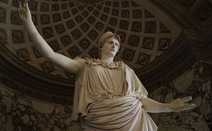 La "Pallas de Velletri" restaurée, au Louvre (22 septembre 2020) (© THOMAS SAMSON / AFP)