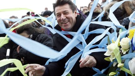 Le maire UMP de Nice (Alpes-Maritimes), Christian Estrosi, d&eacute;file pour le carnaval, le 15 f&eacute;vrier 2013. (VALERY HACHE / AFP)