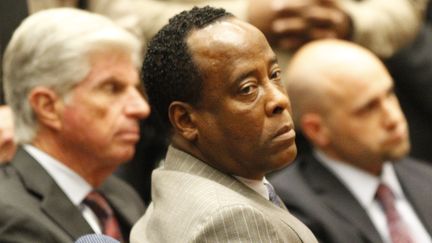 Conrad Murray, l'ancien m&eacute;decin de Michael Jackson, &agrave; l'annonce du verdict le d&eacute;clarant coupable au tribunal de Los Angeles (Etats-Unis), le 7 novembre 2011. (AL SEIB / AFP)