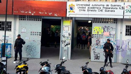 Des opérations de police devant des écoles d'Acapulco, le 8 janvier 2018, afin d'assurer la sécurité des lieux lors de la rentrée des classes.&nbsp; (ESPECIAL / NOTIMEX / AFP)