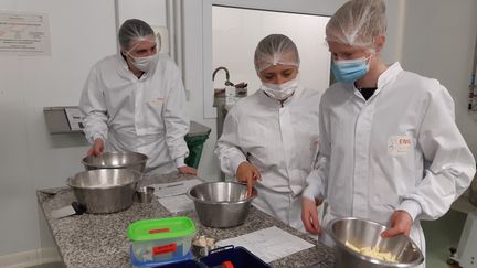 Apprentissage en agroalimentaire dans un lycée à&nbsp;Le-Hommet-d'Arthenay (Manche). (LUCIE THUILLET / FRANCE-BLEU COTENTIN)