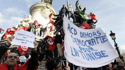 Des Tunisiens et des Franco-Tunisiens sont rassemblés place de la République samedi 15 janvier 2011. (AFP)