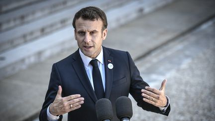 Le président de la République, Emmanuel Macron, sur le parvis de l'Elysée, le 16 mai 2019. (STEPHANE DE SAKUTIN / AFP)