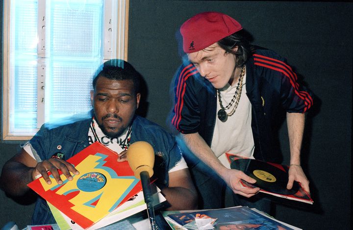 [Afrika Bambaataa et Dee Nasty en 1988 à Radio Nova, dans l'émission Deenastyle.] Marc Terranova :&nbsp;"Dee Nasty avait invité Afrika Bambaataa dans son émission. A l'époque, Bambaataa avait une forte aura, c'était un demi-dieu. Venu d'un gang du Bronx, il avait dit stop à la violence et structuré le hip-hop via son mouvement Zulu Nation. Dee Nasty était&nbsp;aussi investi d'une autorité en tant que représentant de ce mouvement dont il porte la médaille au cou sur la photo. Bambaataa était impressionnant, très costaud. Il était venu avec ses musiciens et je me souviens que lorsqu'il avait chanté, c'était beau, assez gospel." (MARC TERRANOVA)