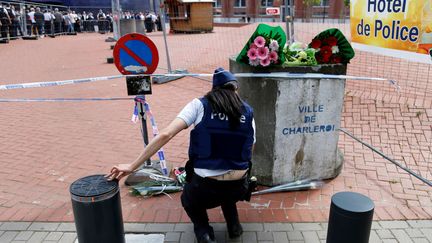 &nbsp; (Une policière belge à Charleroi mardi pour soutenir les deux policières agressées à coups de machette samedi devant le commissariat © REUTERS/Francois Lenoir)