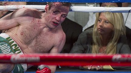 L'Irlandais Macklin dans les cordes apr&egrave;s avoir re&ccedil;u un coup de l'Argentin sergio Martinez lors du 11e round du championnat du monde poids moyen au Madison Square Garden &agrave; New York, le 17 mars 2012. (RAY STUBBLEBINE / REUTERS)