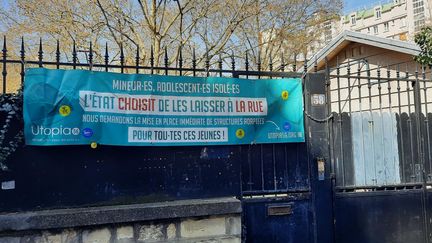 La grille de l'école désaffectée sur laquelle l'association Utopia 56 a accroché une banderole pour dénoncer la situation des mineurs isolés. (SANDRINE ETOA-ANDEGUE / RADIO FRANCE)