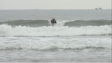 Près de 10 ans après l'incident nucléaire à Fukushima (Japon), Koji Suzuki, un surfeur de 64 ans, aime voguer sur la plage de Minamisona, à une trentaine de kilomètres de la centrale. (France 3)