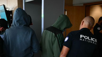 Des accusés entrent dans la salle d'audience au tribunal judiciaire d'Avignon (Vaucluse), le 10 septembre 2024. (CHRISTOPHE SIMON / AFP)